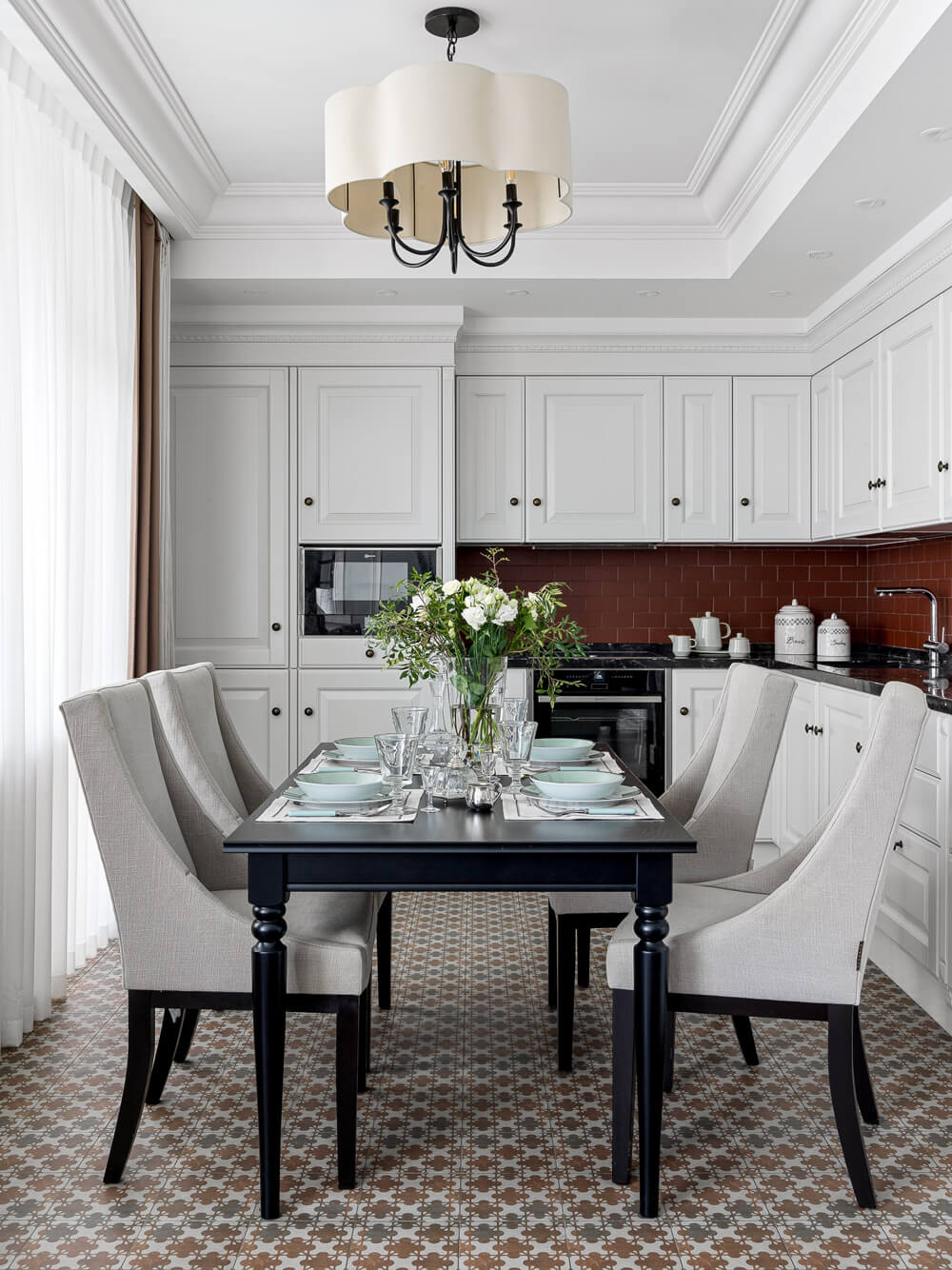 Дизайн квартири в стилі сучасна класика: гармонія кольорів, текстур та класичних елементів декору.