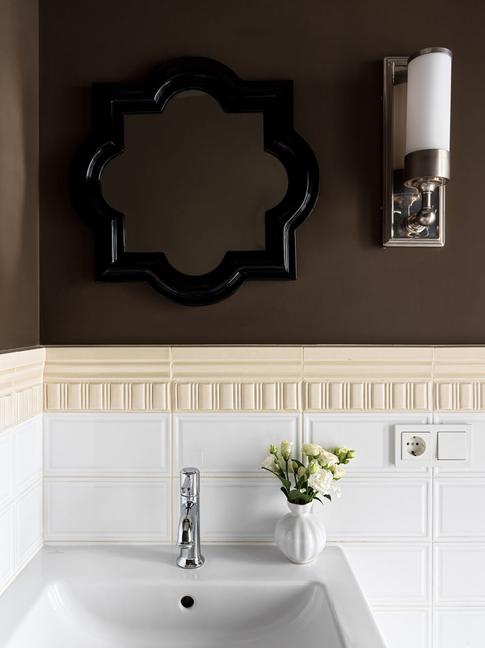 Класичні елементи в сучасному інтер'єрі: декор стін та дзеркало