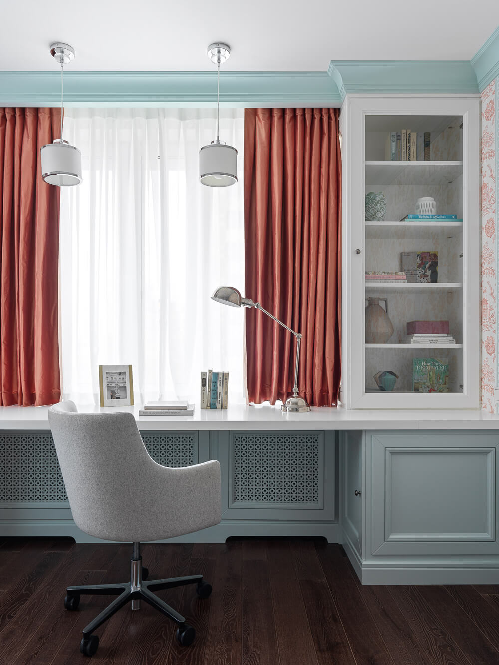 Елегантний кабінет в стилі сучасної класики з дерев'яними панелями та шкіряним кріслом.