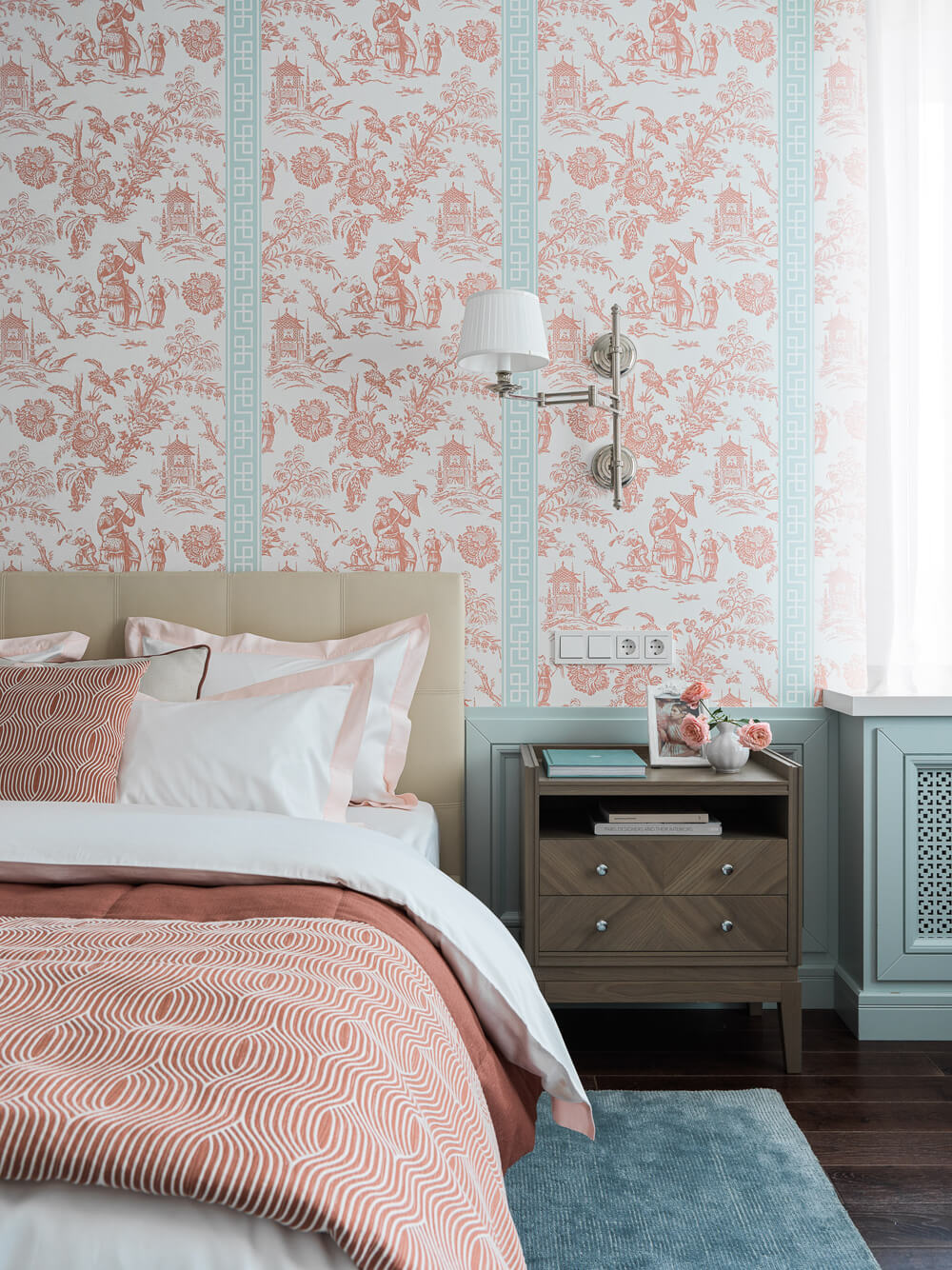 Дизайн квартири: вітальня в стилі сучасної класики з люстрою та диваном