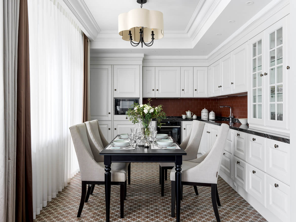 Розкішна спальня в стилі сучасної класики з великим ліжком та елегантними світильниками.