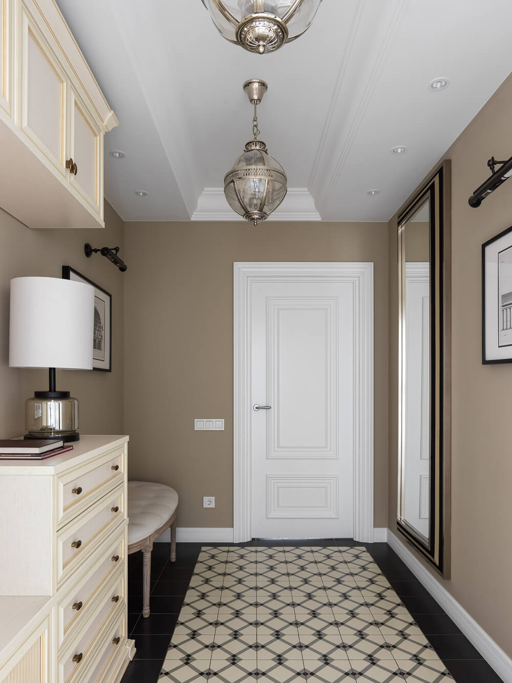 Сучасний класичний інтер'єр: витончені лінії, благородні матеріали та комфортний простір в дизайні квартири.