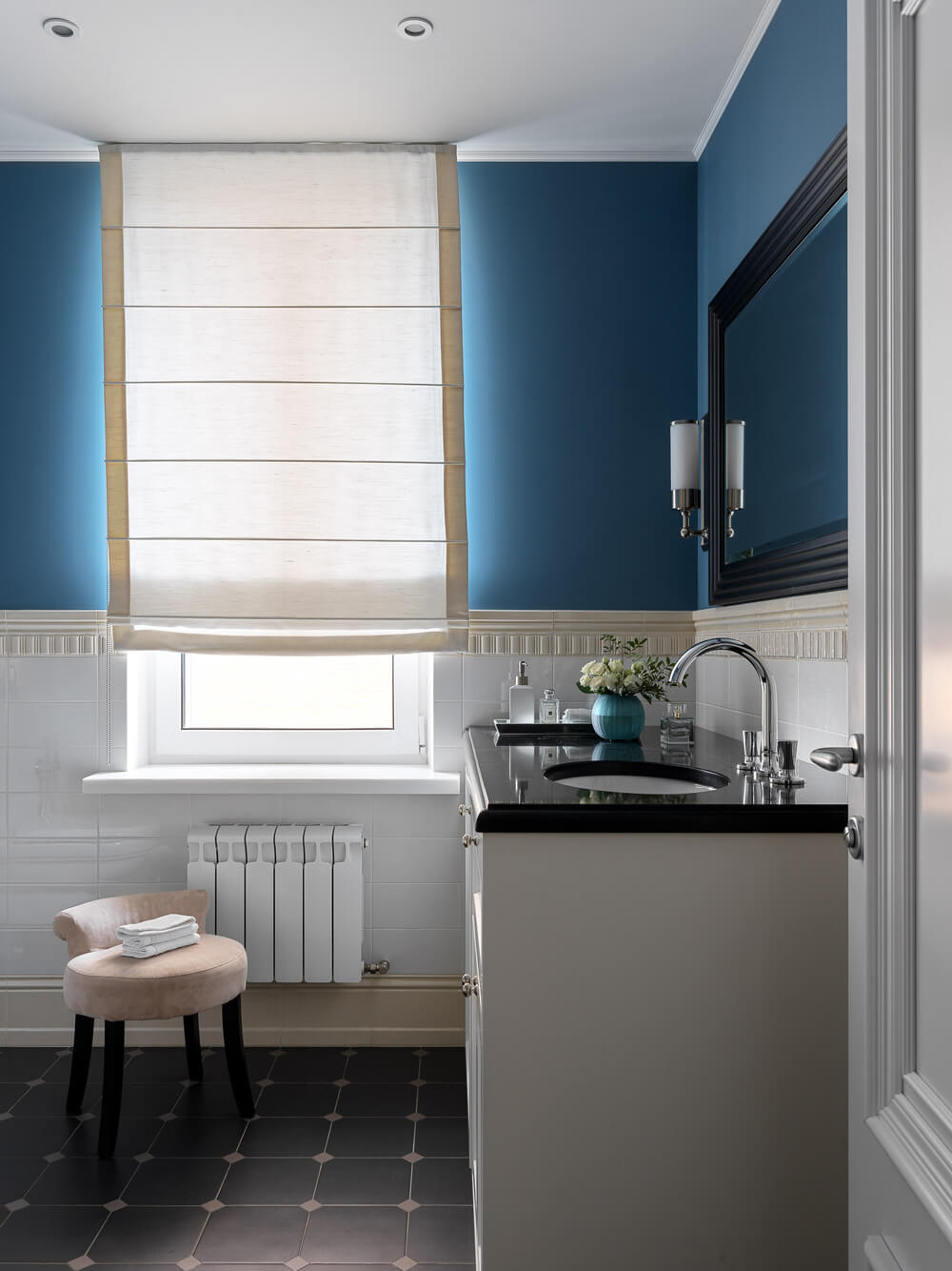 Неокласичний дизайн спальні з ліжком з м'яким узголів'ям та приліжковими тумбочками.