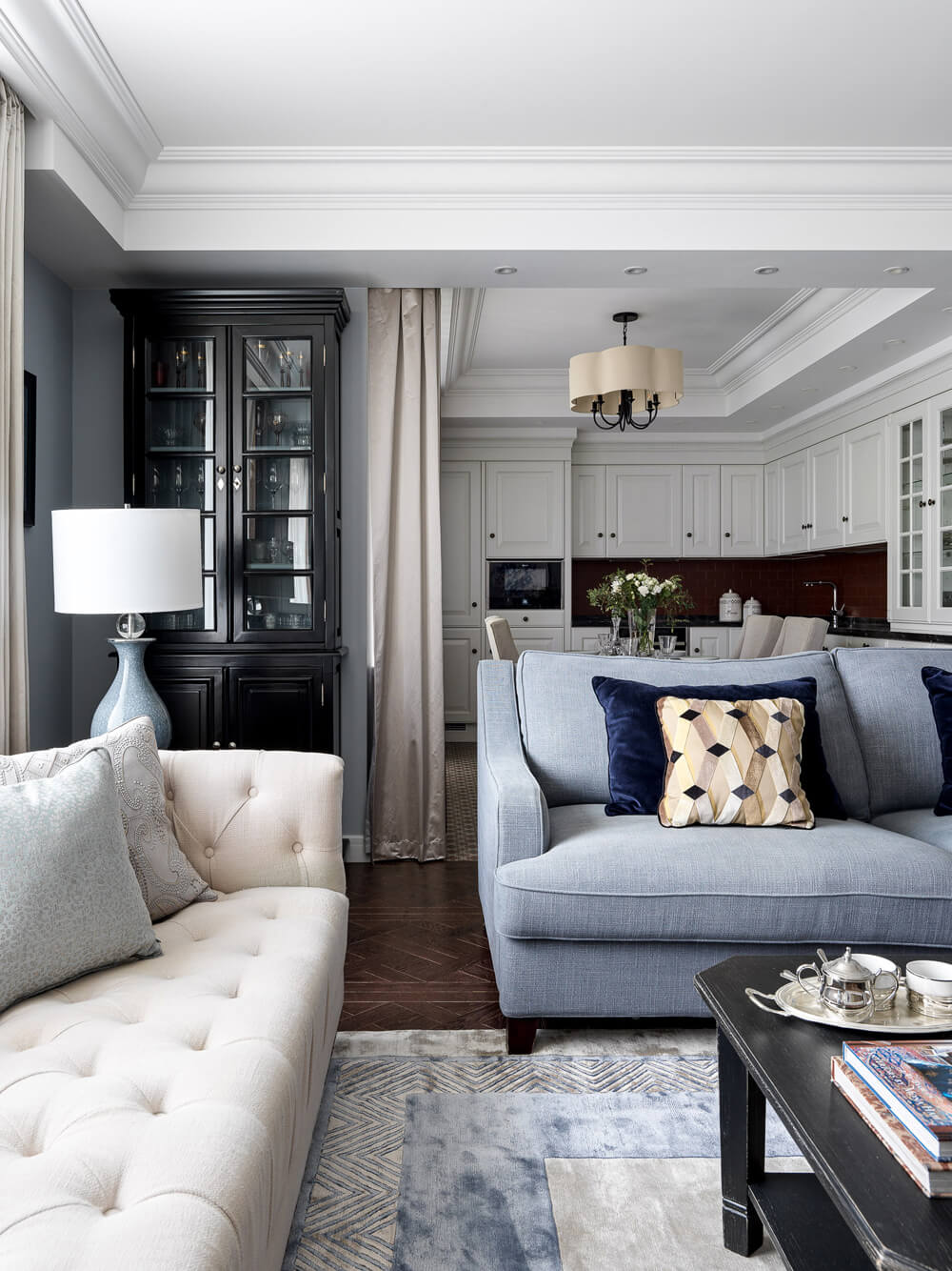 Стильний дизайн квартири: кабінет в стилі сучасної класики з книжковою шафою