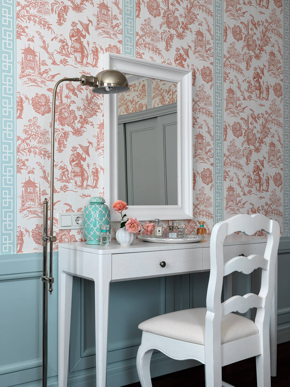 Елегантний інтер'єр: дитяча кімната в стилі сучасної класики з м'якими іграшками