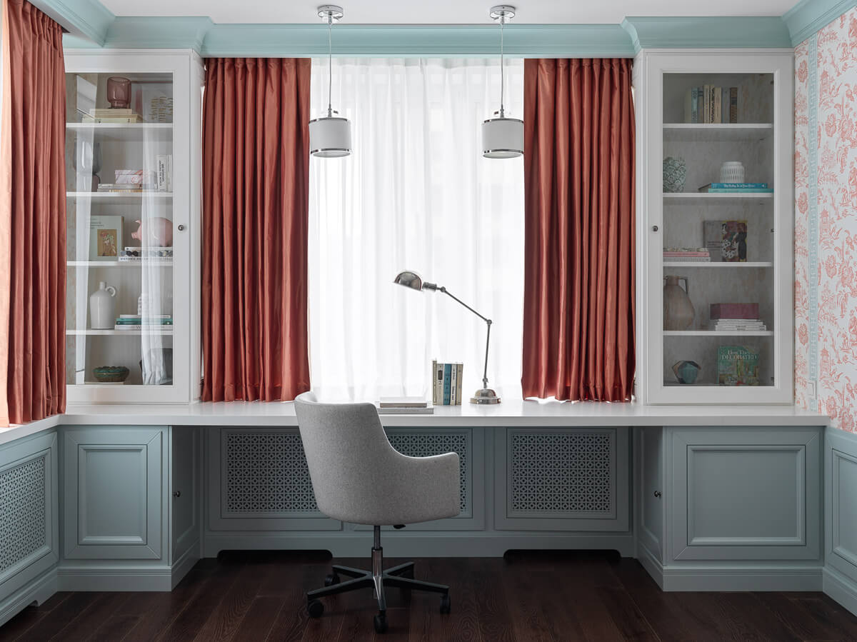 Приклад вдалого поєднання класичних елементів з сучасними меблями в інтер'єрі квартири.