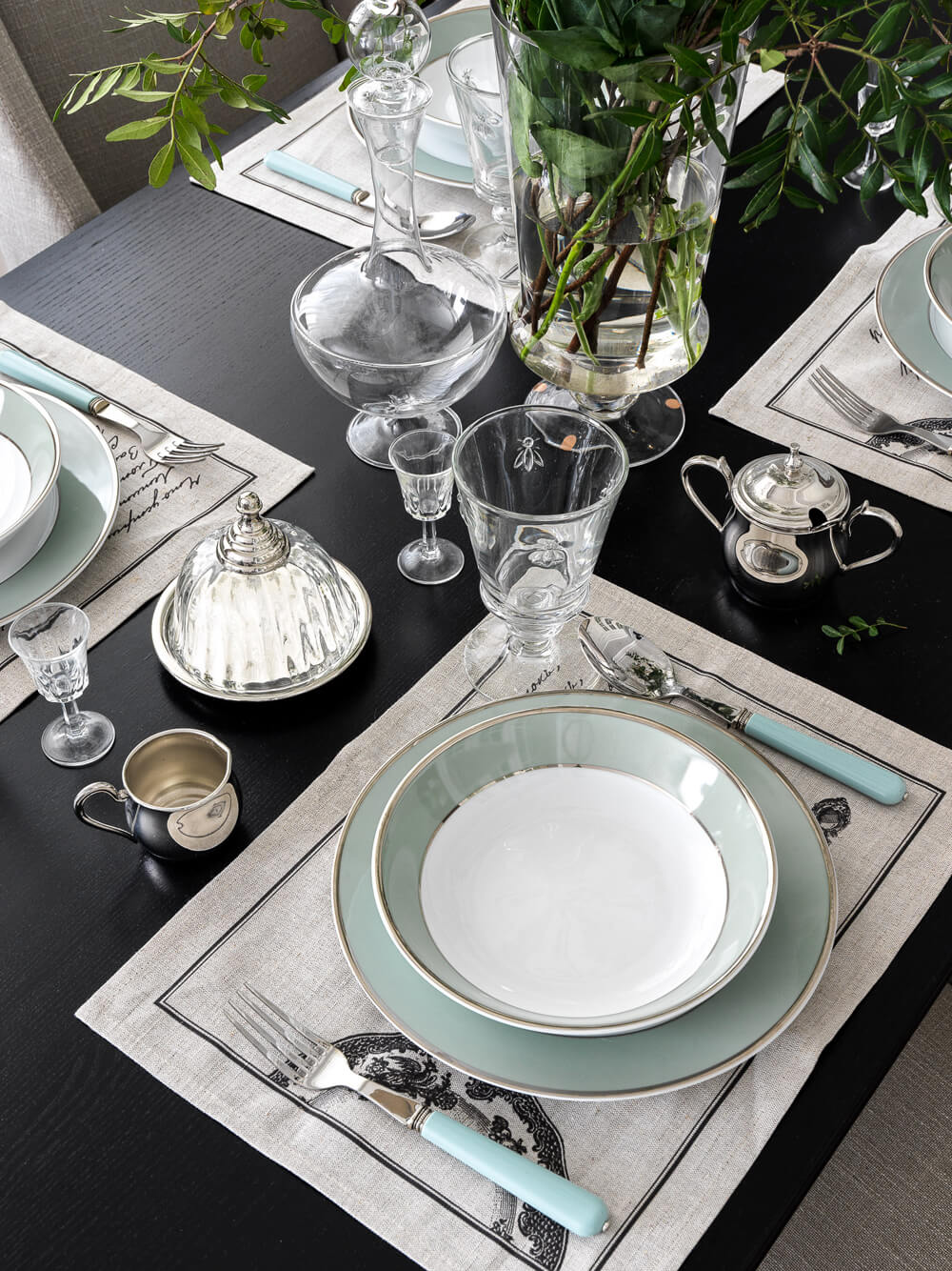 Сучасна класика в інтер'єрі: обідня зона з дерев'яним столом та м'якими стільцями