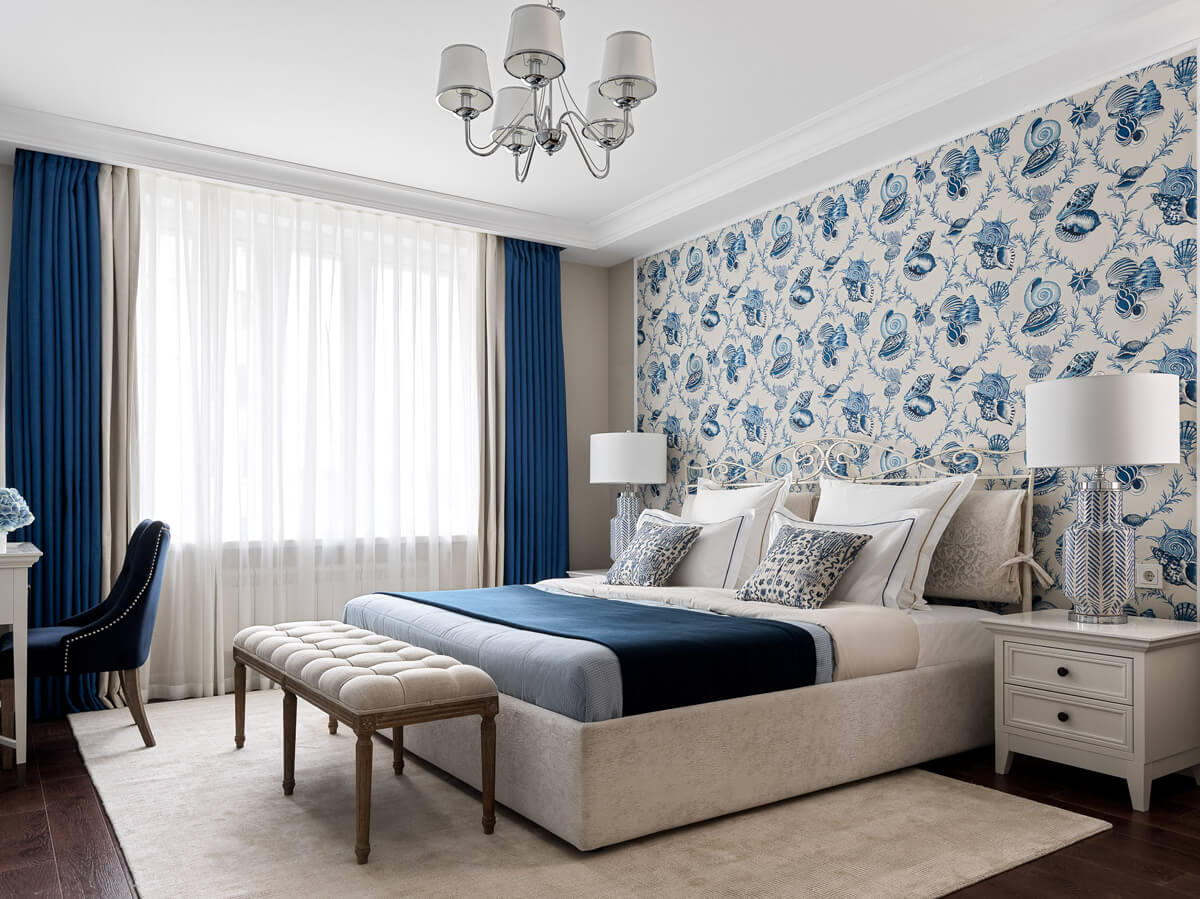 Стильний дизайн кухні в сучасному класичному стилі з мармуровою стільницею та дерев'яними фасадами.