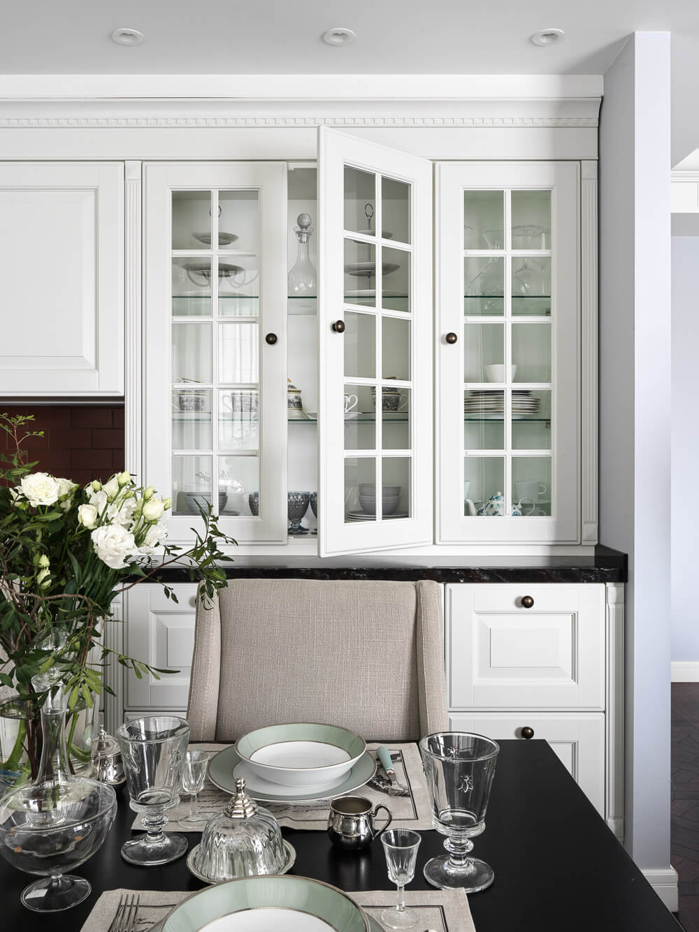 Сучасна класика в інтер'єрі: гармонійне поєднання класичних елементів та сучасного дизайну квартири.