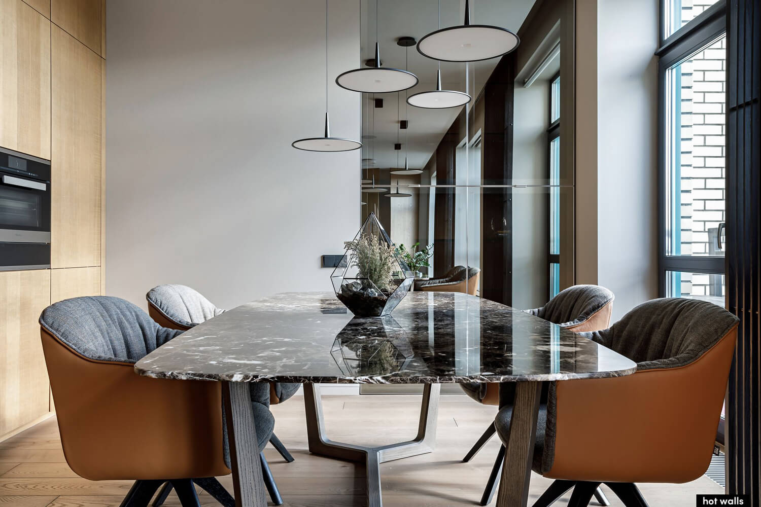 Сучасний дизайн двокімнатної квартири з використанням світлих тонів та дерев'яних елементів.