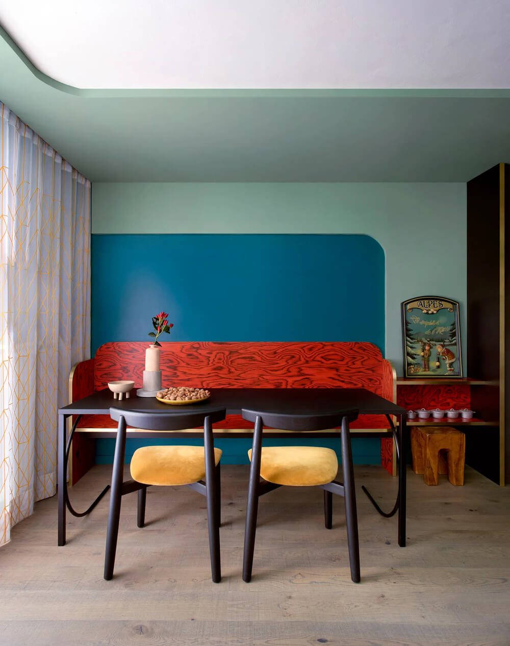 Дизайн двокімнатної квартири з відкритим плануванням, що об'єднує кухню та вітальню.