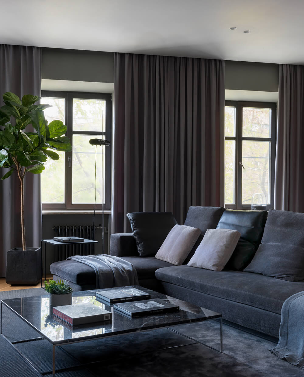 Функціональний дизайн двокімнатної квартири з зонуванням простору для сім'ї.