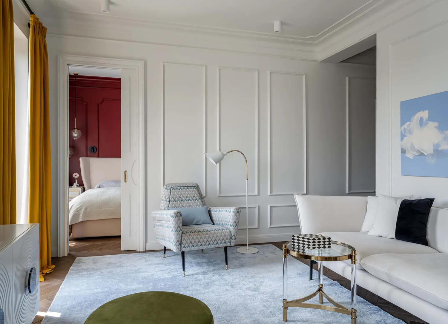 Планування двокімнатної квартири: спальня з мінімалістичним дизайном та великим вікном.