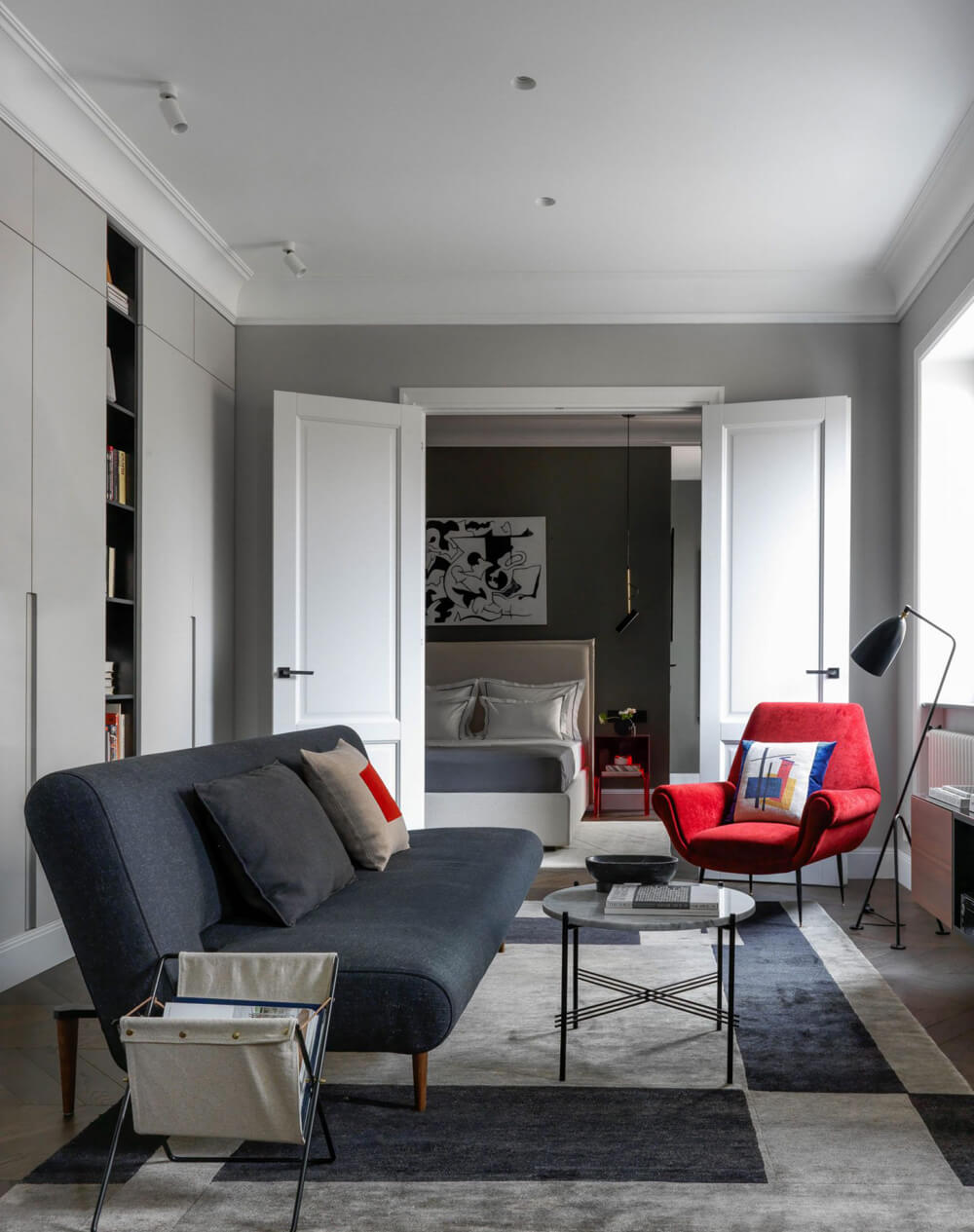 Елегантний інтер'єр двокімнатної квартири з продуманим освітленням та декоративними елементами.