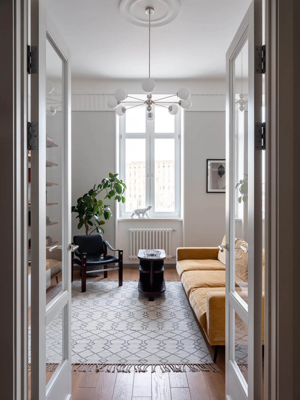 Дизайн двокімнатної квартири: елегантний інтер'єр ванної кімнати з використанням плитки