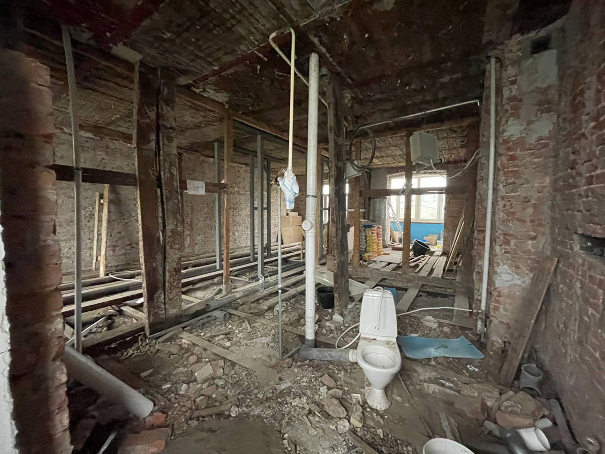 Етапи укріплення отвору в стіні: монтаж металевих конструкцій для перепланування квартири.