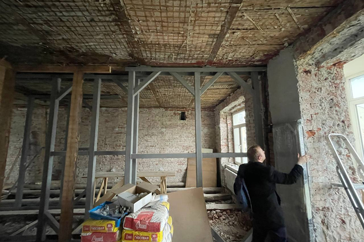 Укріплення отвору в несучій стіні металевими конструкціями при переплануванні квартири.