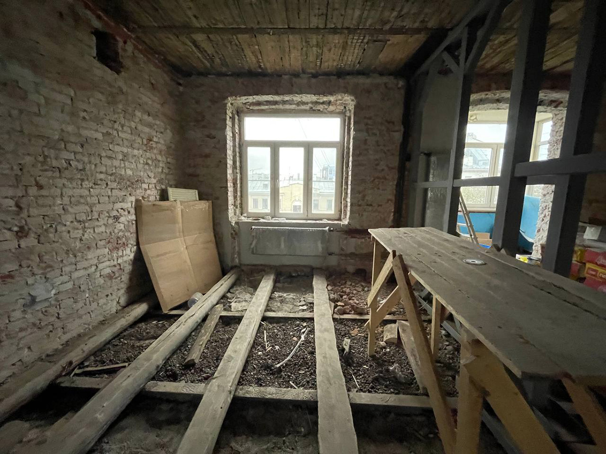 Підсилення прорізу металевим кутником для безпечного перепланування квартири.