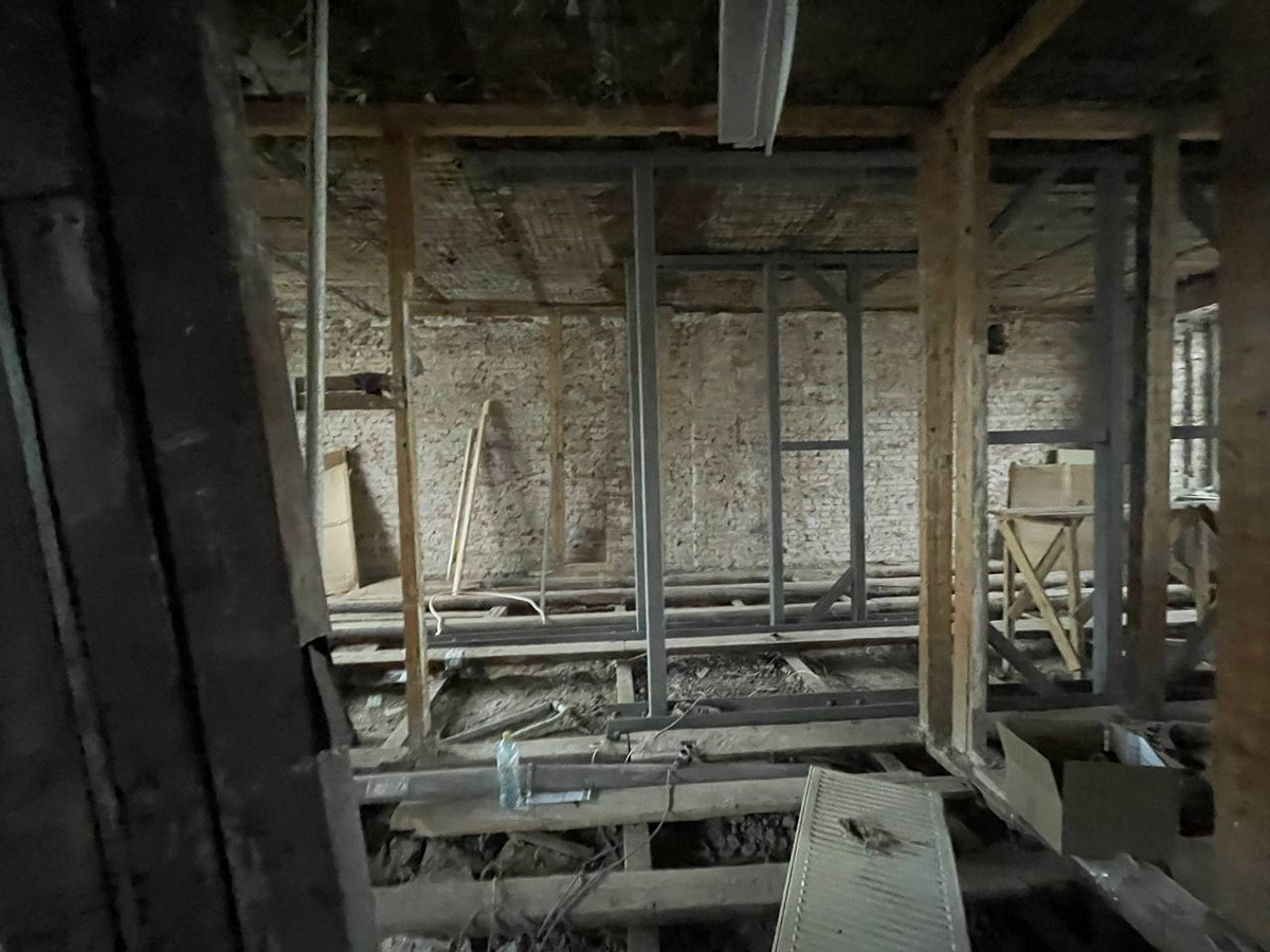 Приклад професійного укріплення отвору в несучій стіні при переплануванні з використанням металу.