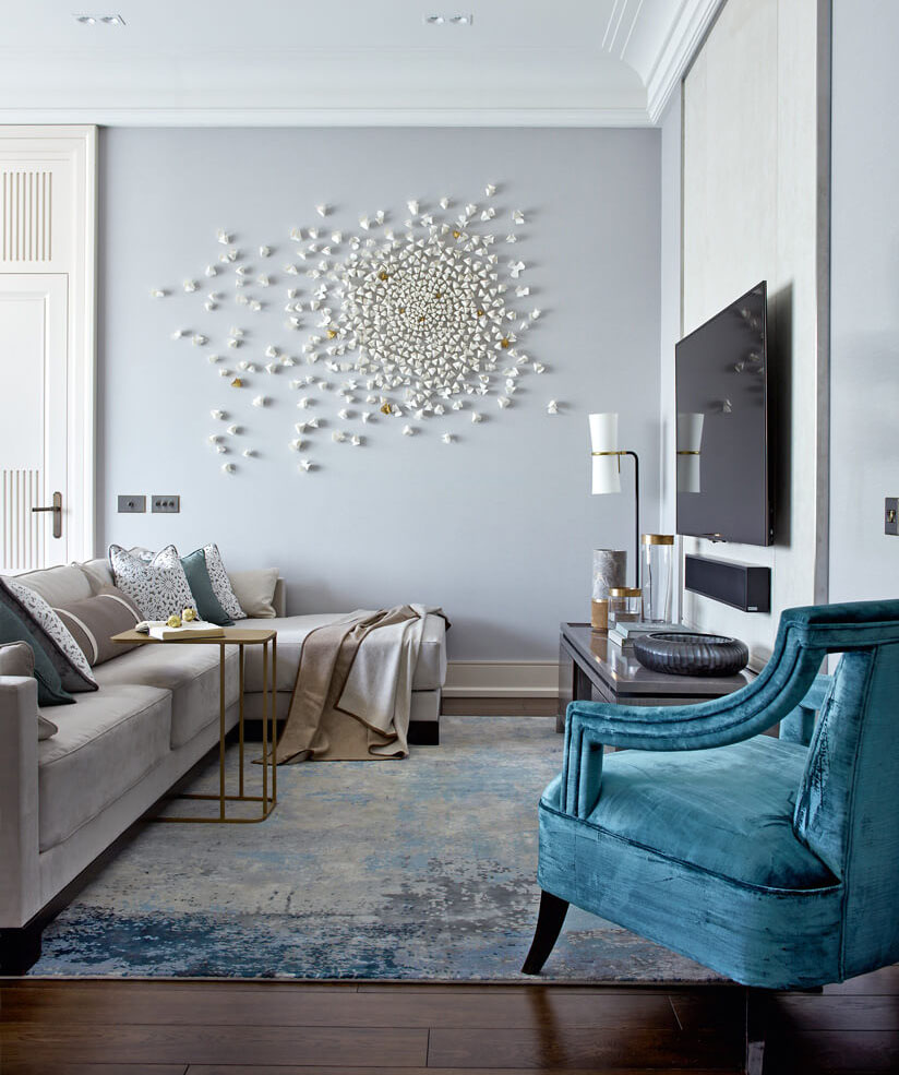 Еклектичний інтер'єр з елементами бохо: вінтажні меблі, килими та рослини.