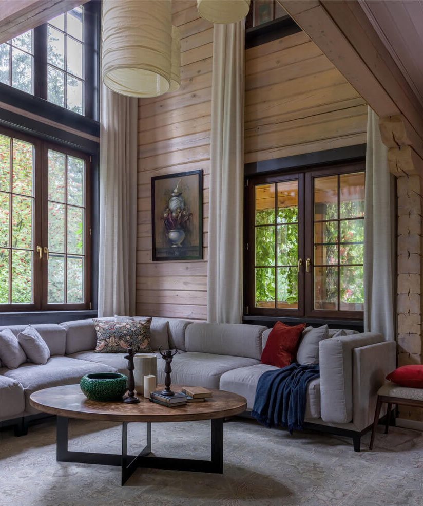 Бохо стиль в інтер'єрі квартири: свічки, книги, кошики та килими на підлозі.