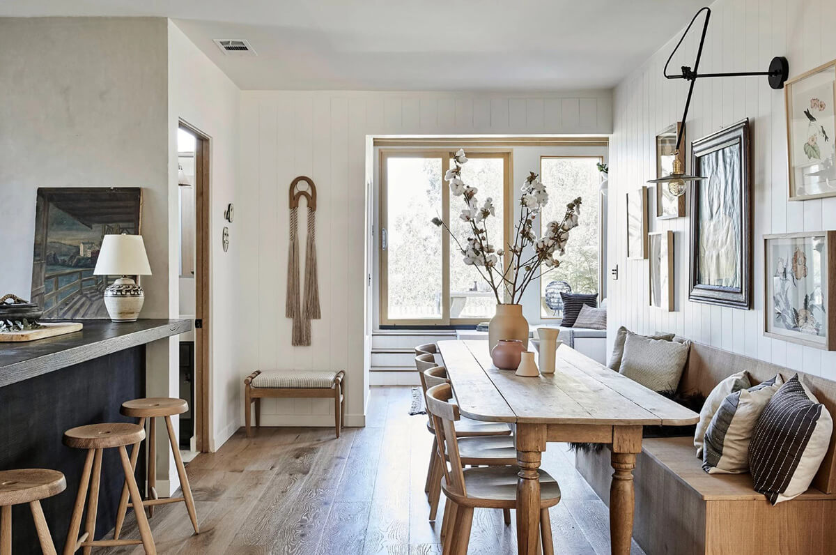 Текстиль в стилі джапанді: лляні подушки та плед з натуральної тканини на дивані.