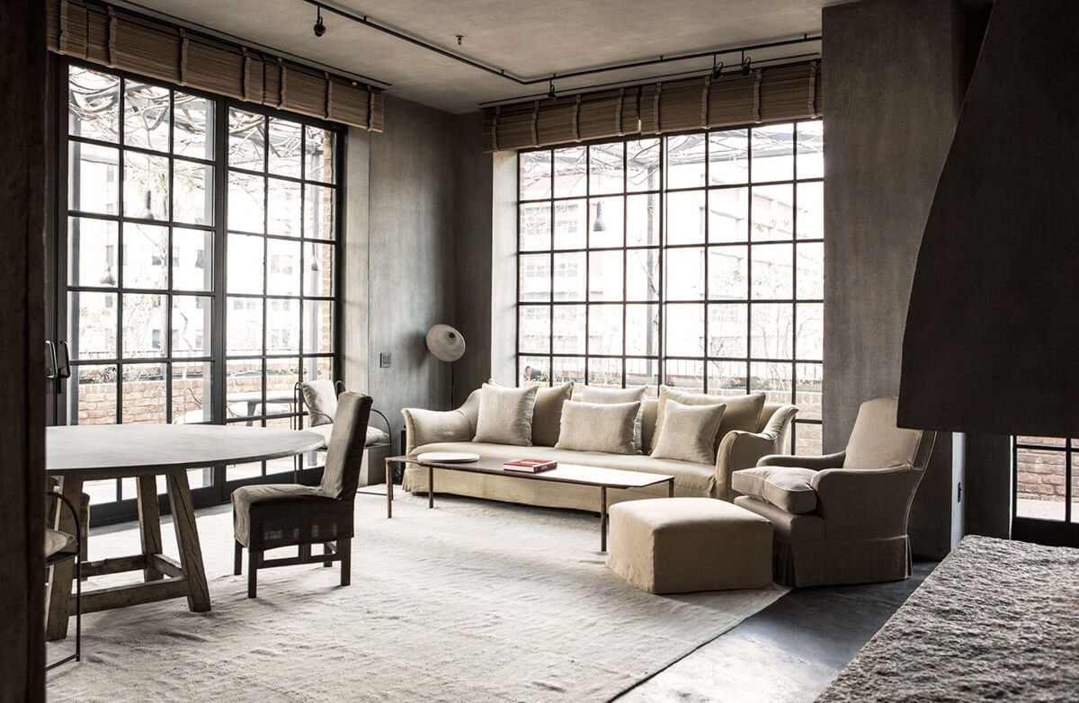 Інтер'єр у стилі вабі-сабі з використанням натуральних матеріалів та мінімалістичним декором.