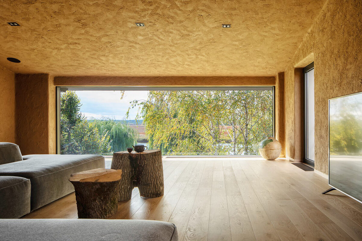 Ванна кімната в стилі вабі-сабі: камінь, дерево та природне освітлення.