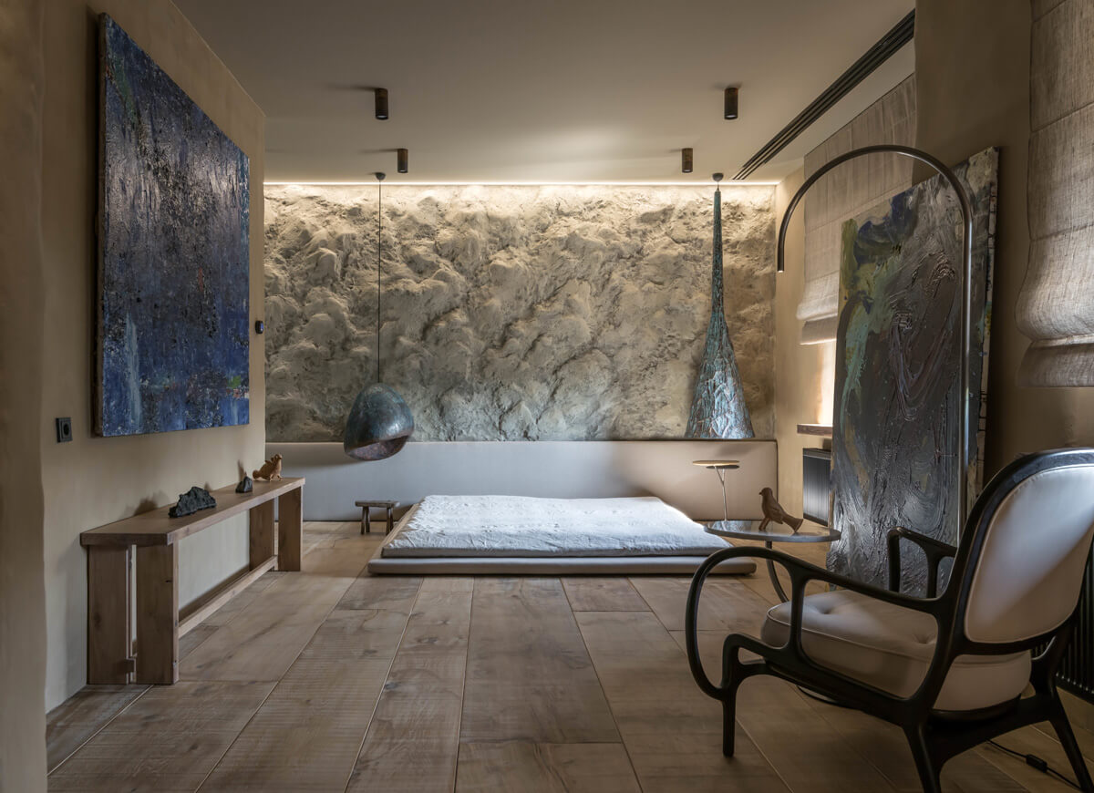 Декор у стилі вабі-сабі: старий дерев'яний стілець та керамічна ваза з гілкою.