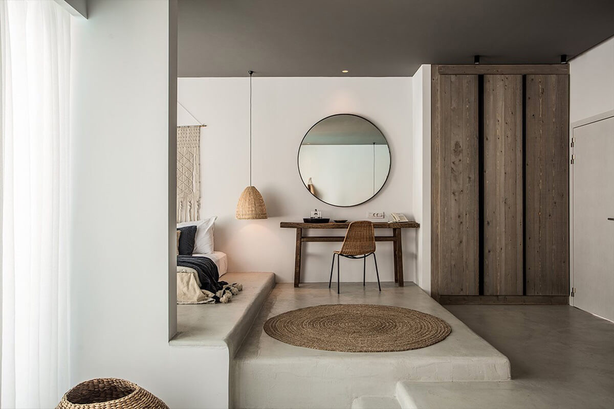 Кухня в стилі вабі-сабі з дерев'яними фасадами та керамічним посудом ручної роботи.