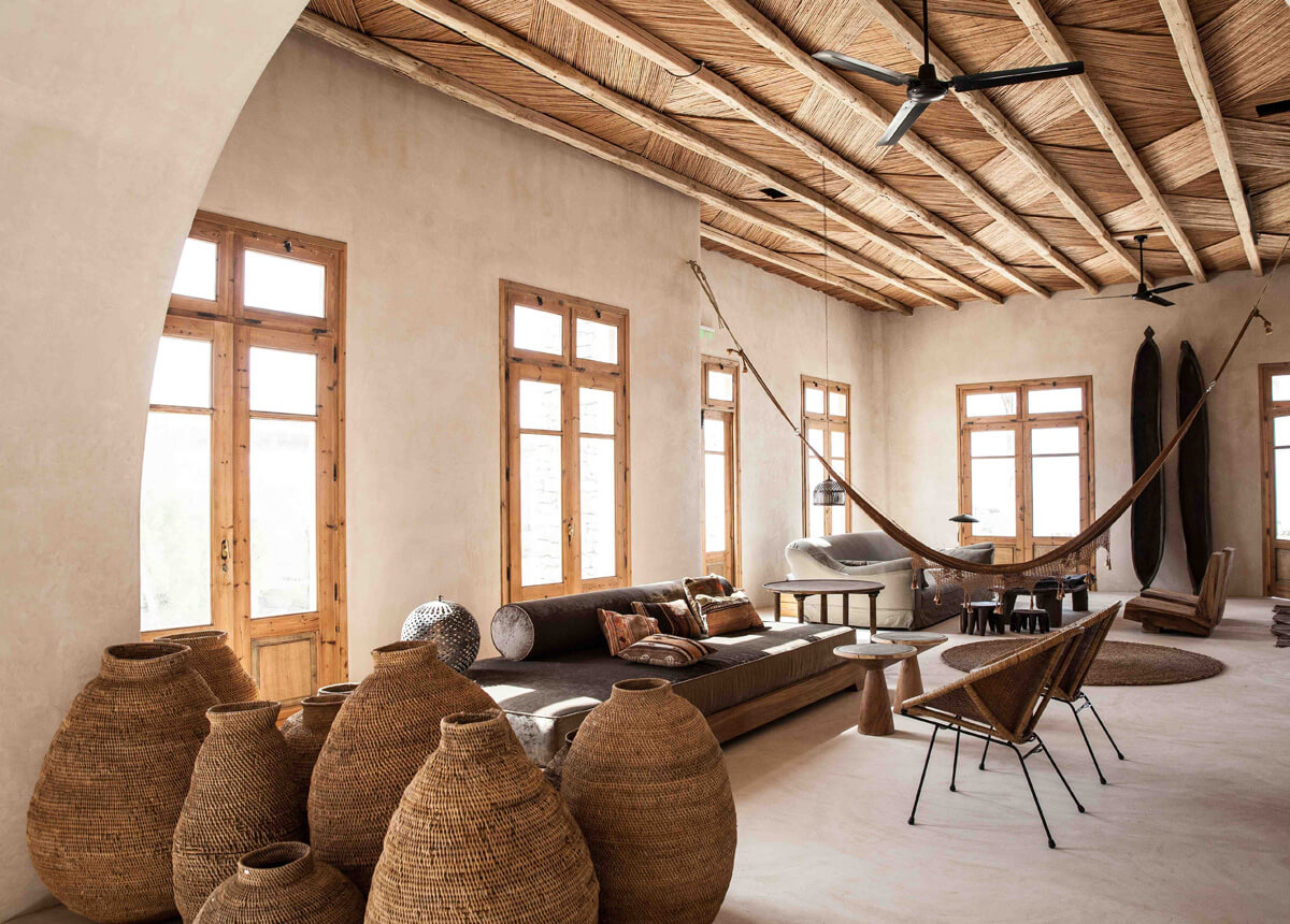 Кухня у стилі вабі-сабі з дерев'яними шафами та простим кам'яним мийником.