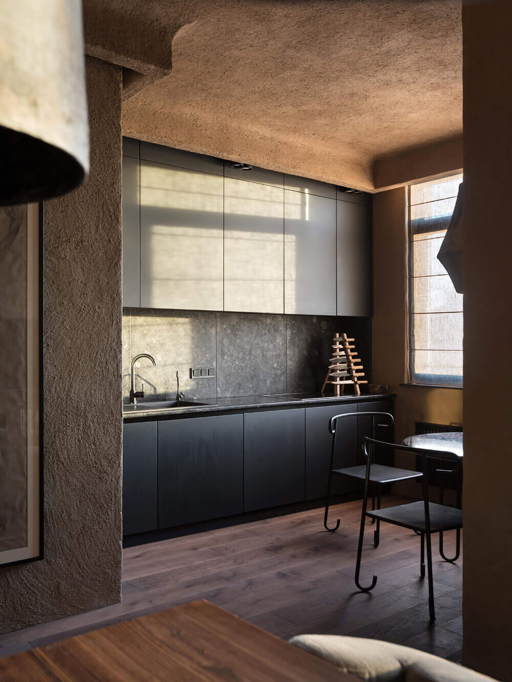 Інтер'єр в стилі вабі-сабі: стіни з грубою штукатуркою та дерев'яні меблі.