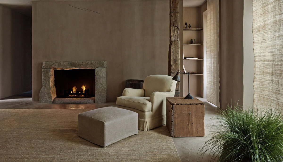 Інтер'єр вітальні вабі-сабі з великим вікном, що пропускає багато природного світла.