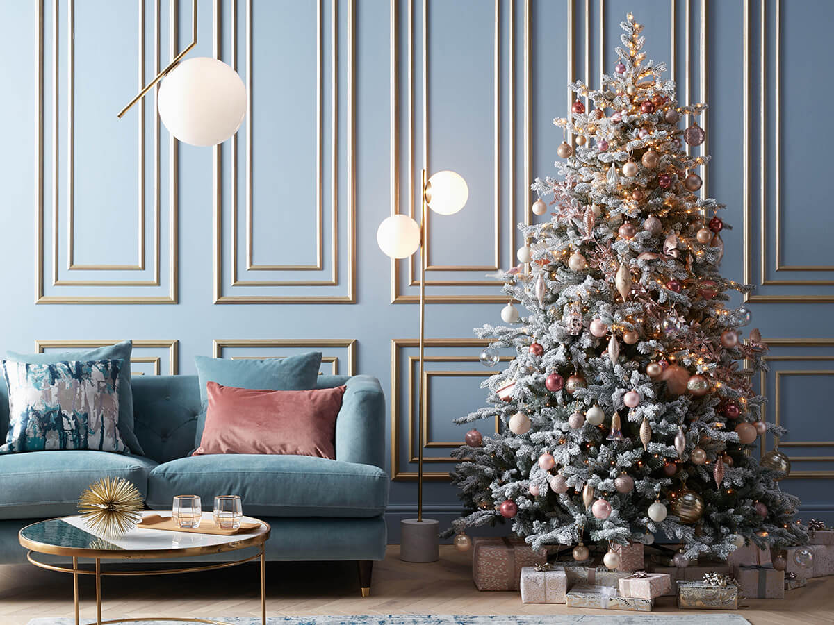 Сучасний новорічний декор інтер'єру з акцентом на мінімалізм та природні елементи 2024-2025.