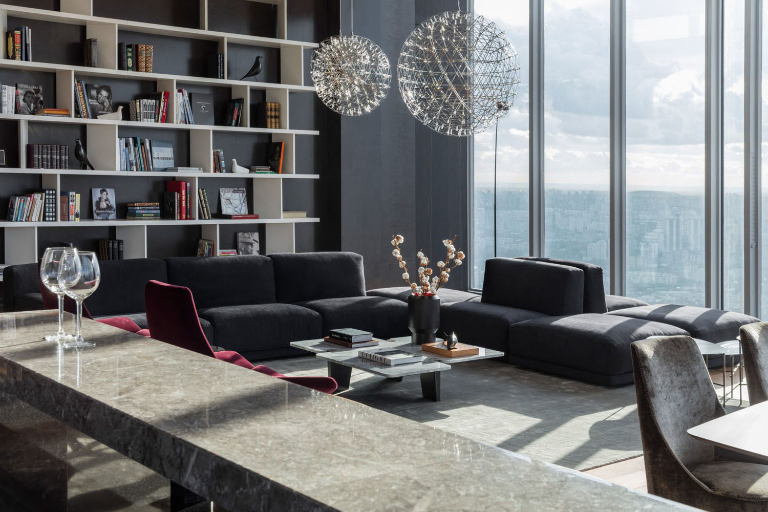 Вітальня з глянсовими акцентами, дизайн інтер'єру за правилом 60/30/10