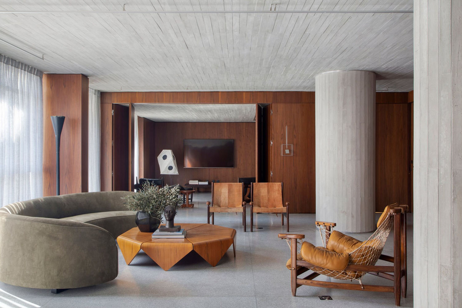 Інтер'єр ванної кімнати з глянсовою плиткою, розроблений за правилом 60/30/10