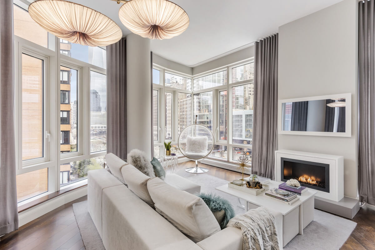 Сучасний декор вікна з використанням римських штор у світлій вітальні.