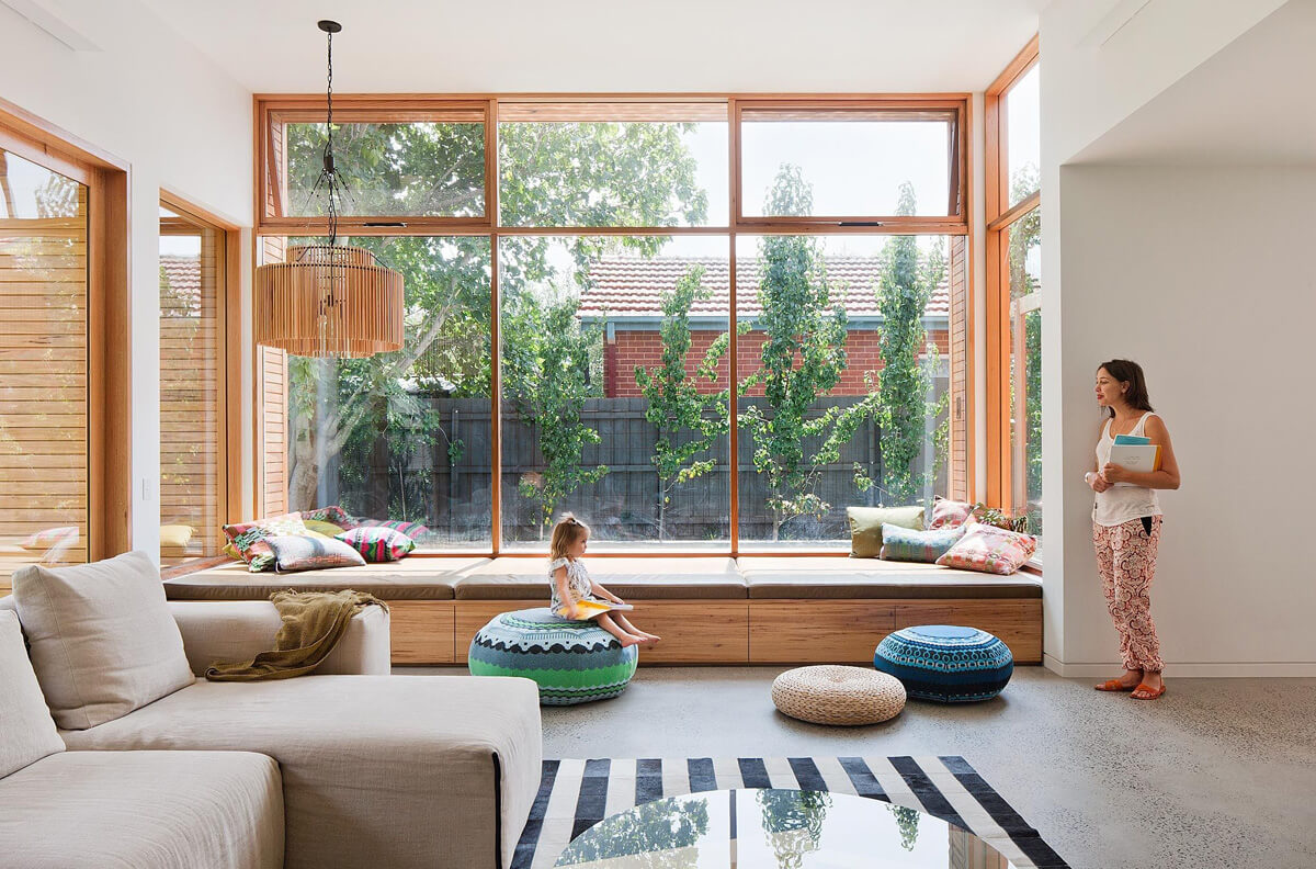 Сучасний декор вікон з використанням різних видів штор для затишного дому.