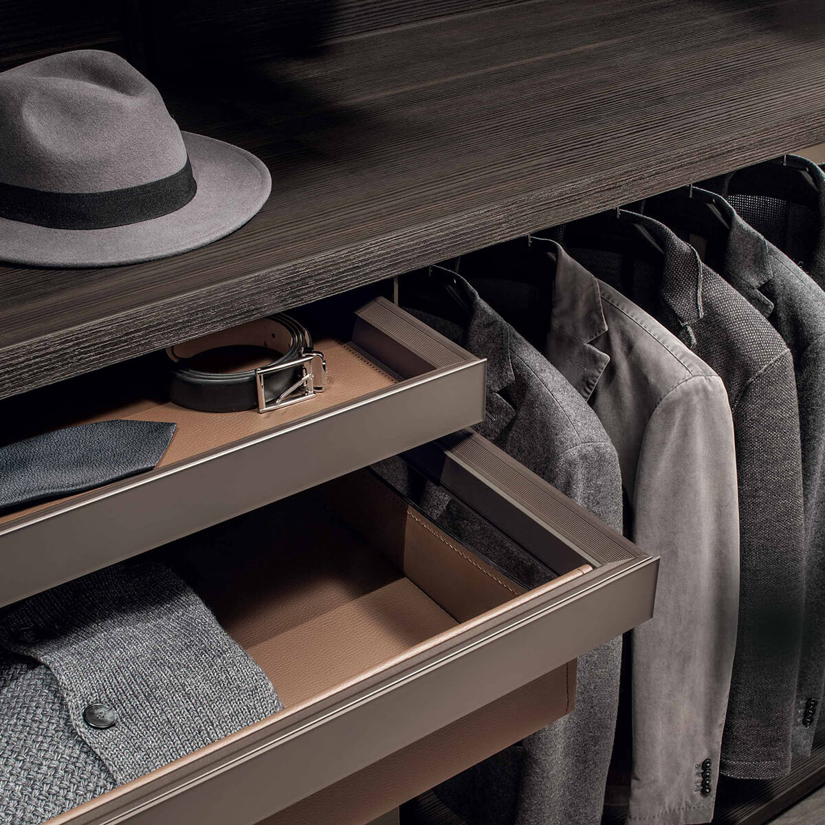 Висувна система для ванної кімнати: компактне зберігання гігієнічних засобів та рушників