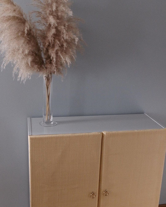 Декор комода Ікеа Івар з використанням дерев'яних планок та ручок.