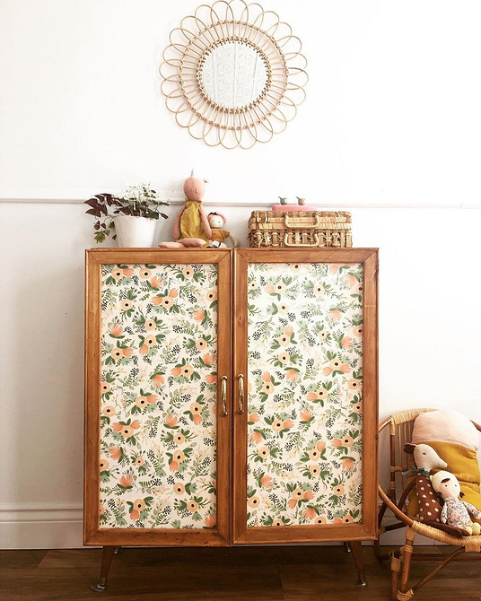 Комод Ікеа Івар, пофарбований у синій колір, стоїть в оновленому інтер'єрі кімнати.