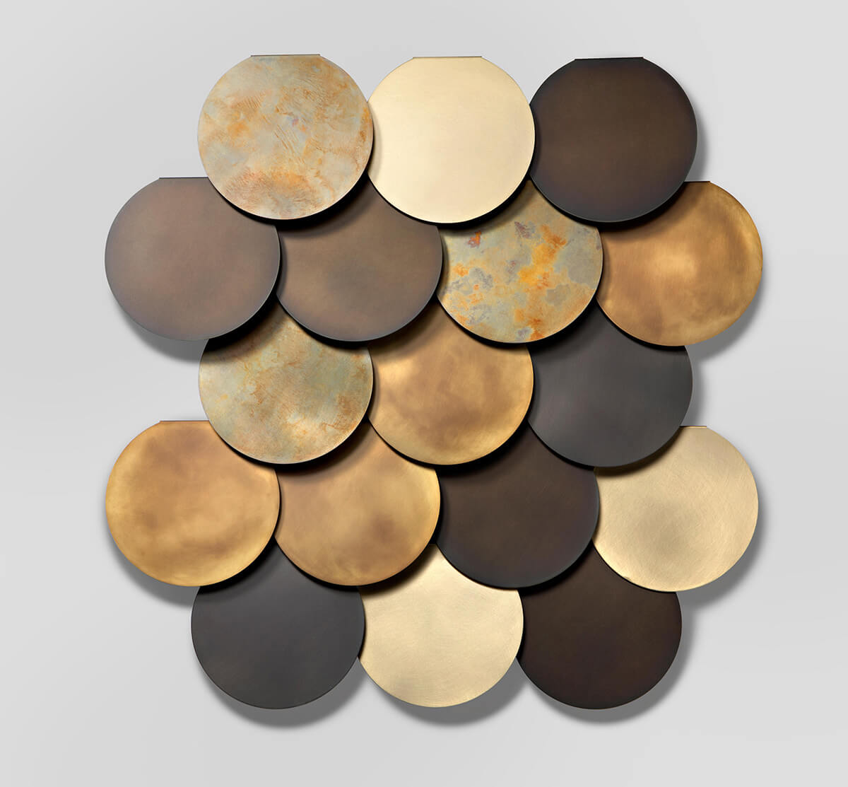 Металеве покриття стін у спальні: розкішне оздоблення меблів металом з елегантними світильниками.