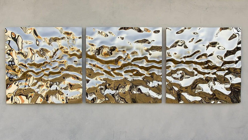 Елегантна спальня з узголів'ям ліжка, декорованим рідким металом, підкреслює сучасний дизайн.