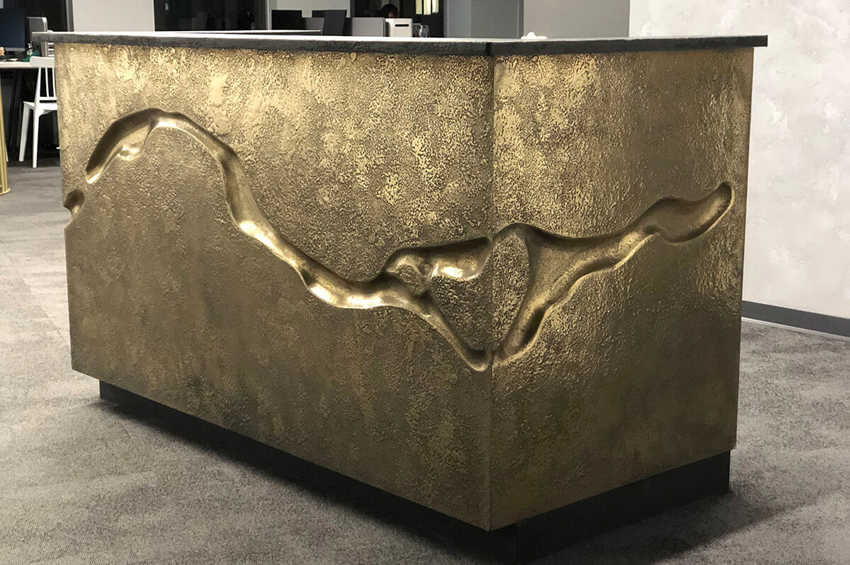 Декор з рідким металом: стильна кухня з металевими фасадами та сучасною технікою.