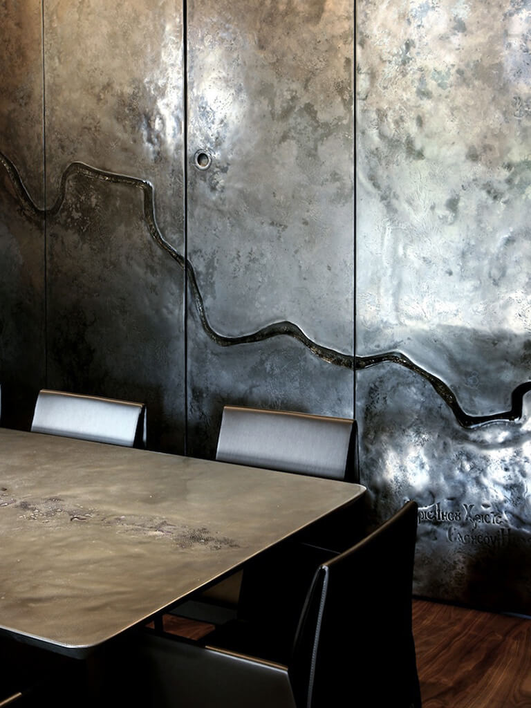 Інтер'єр ванної кімнати з металевою раковиною, обробленою рідким металом, виглядає сучасно.