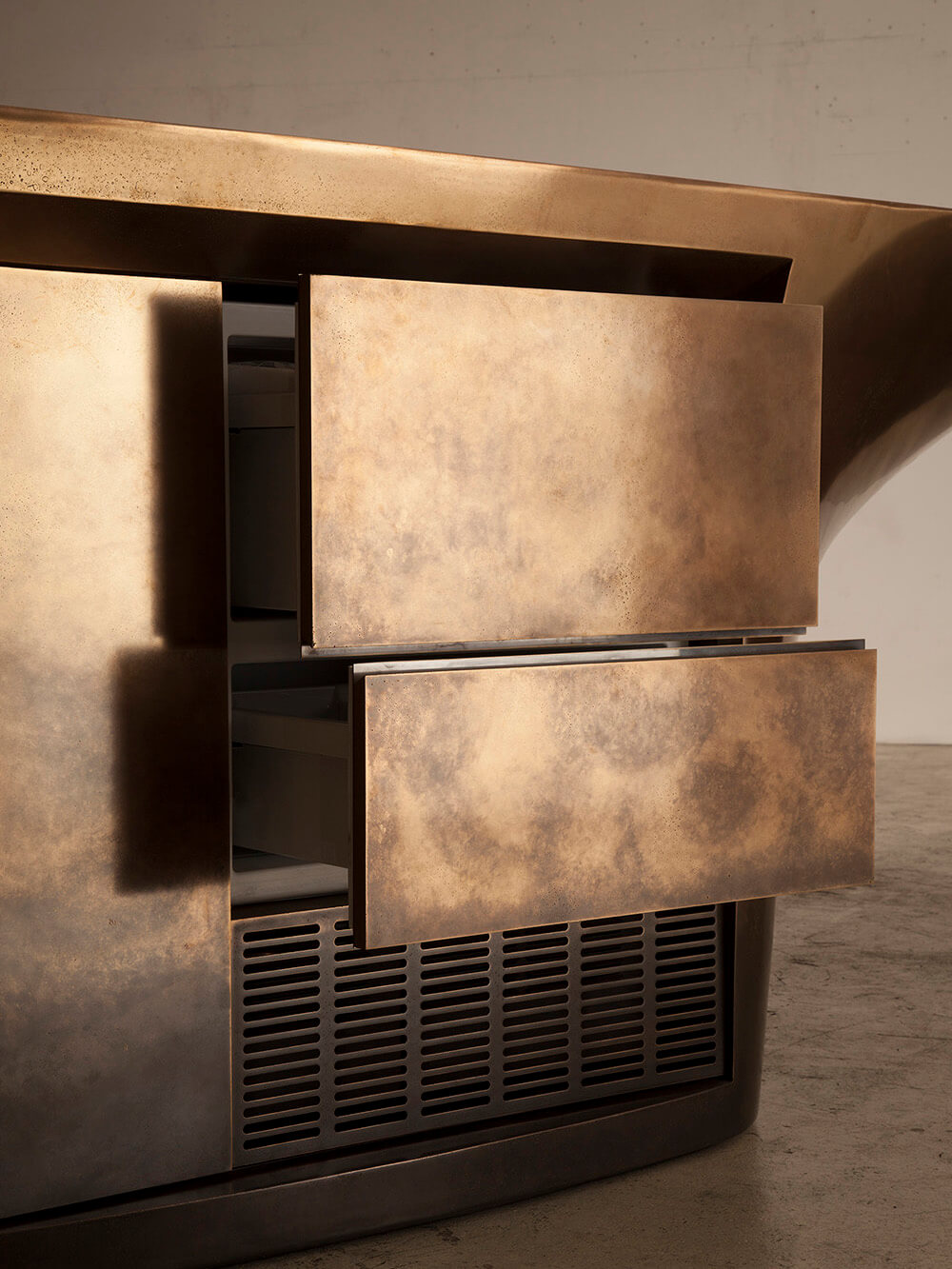 Декоративні вази, оброблені рідким металом, стануть чудовим акцентом у будь-якому інтер'єрі.