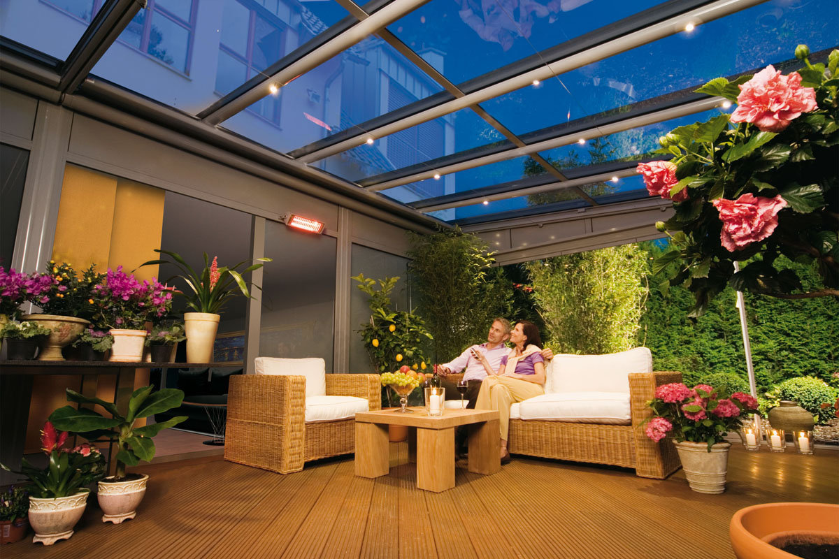 Зимовий сад на балконі квартири: зелені рослини в горщиках створюють затишну атмосферу.