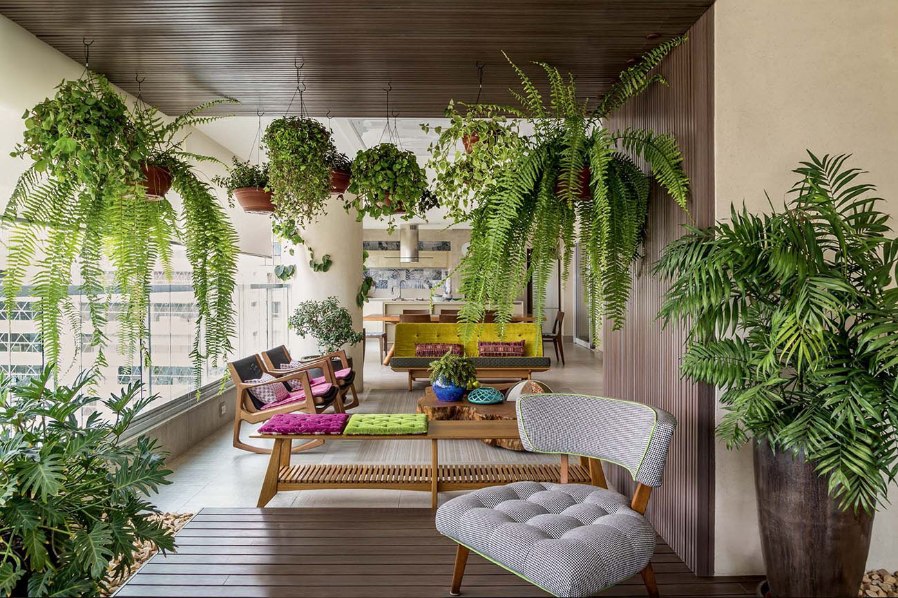 Ідеї озеленення балкону: компактні рослини та зручні меблі для зимового саду.