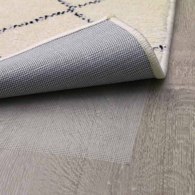 Базові меблі ІКЕА для будь-якого інтер'єру: диван, стіл, полиця, стілець, лампа.