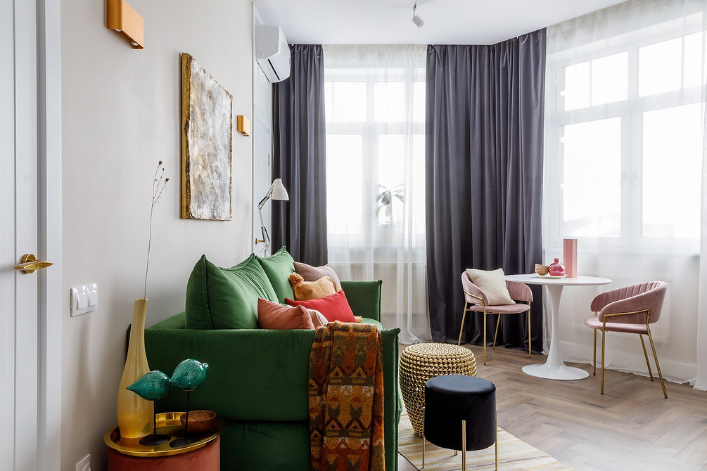 Сучасний журнальний столик з металу та скла в інтер'єрі мінімалістичної вітальні